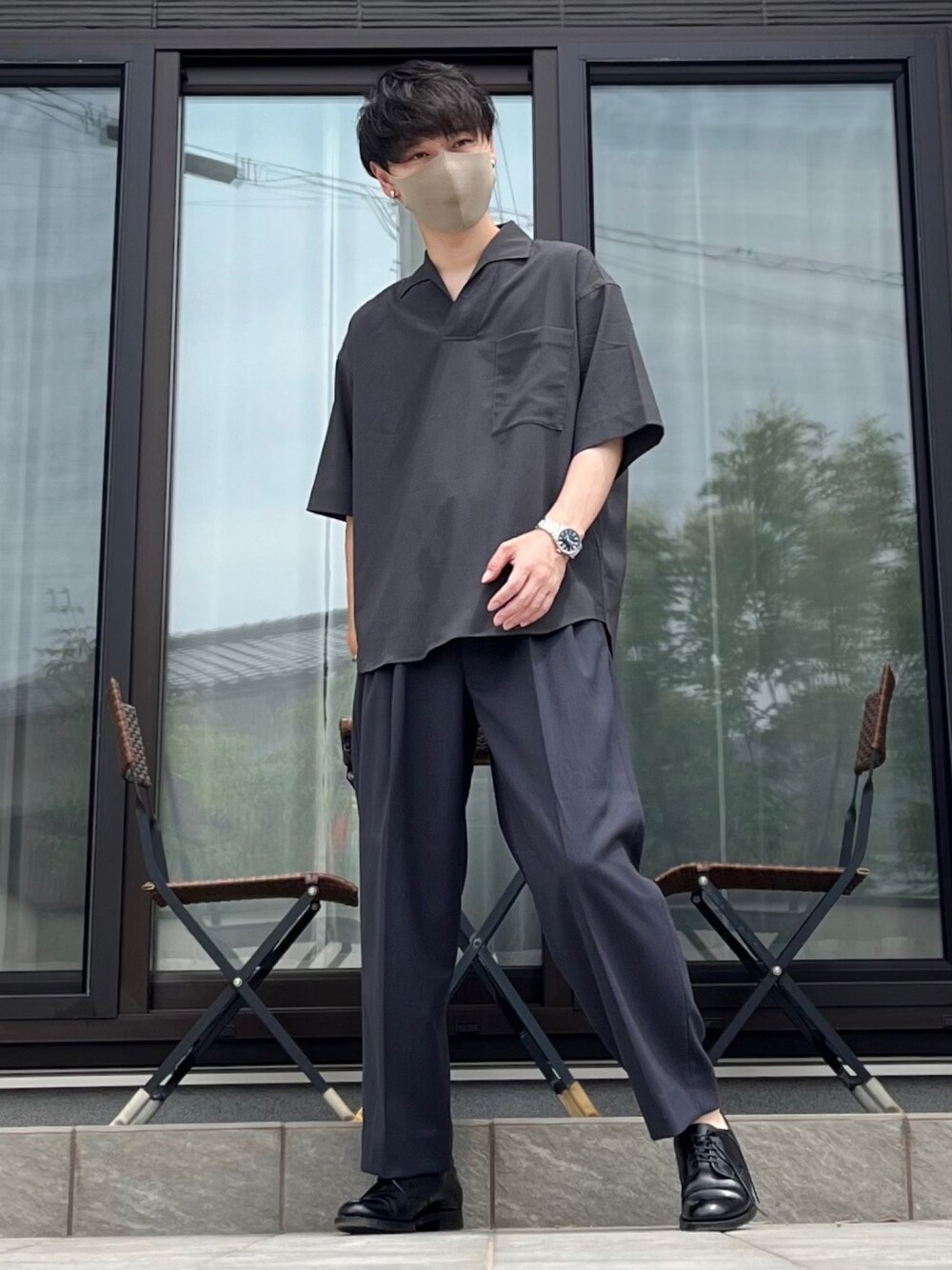 グレー系のシャツ/ブラウス、ブルー系のスラックス、ブラック系のドレスシューズを着用したメンズの夏コーディネートの1枚目の写真