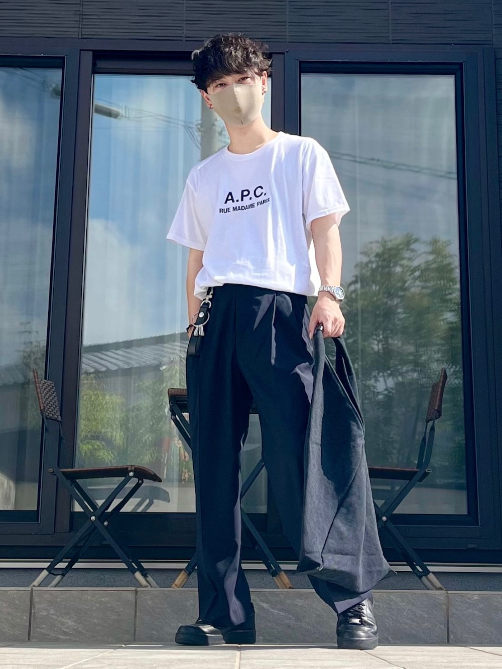 ホワイト系のTシャツ/カットソー、ブラック系のスラックス、ブラック系のトートバッグを着用したメンズの夏コーディネートの1枚目の写真