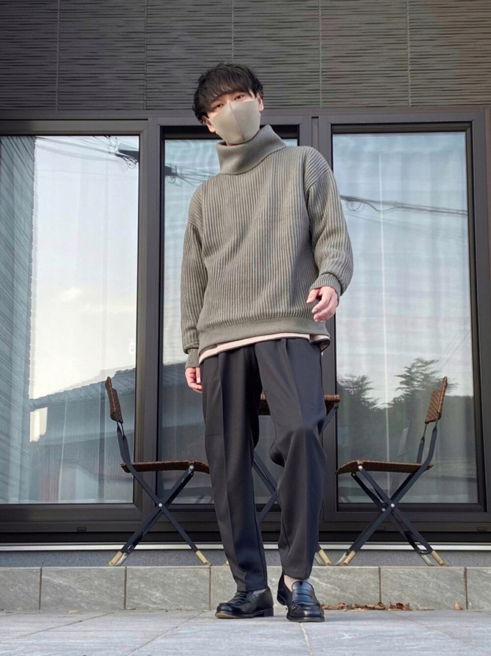 「ニット、セットアップ、ローファー、スラックス、タートルネック、休日スタイル、革靴、プチプラ、MONO-MART、WYM」｜「MONO-MARTのオーバーサイズ タートルネックニット プルオーバーニット アソートTYPE(2021-2022 WINTER COLLECTION)（ニット/セーター、ベージュ系）」を使った、たけるさん（メンズ・172cm）の秋コーディネートの1枚目の写真
