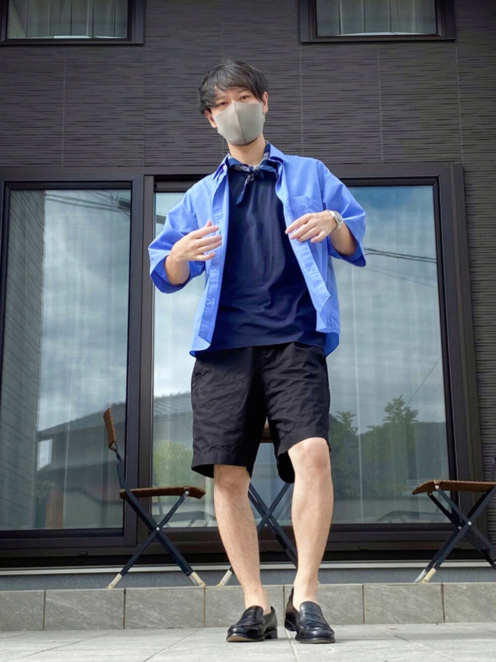 ブラック系のローファー、ブラック系のその他パンツ、ブルー系のTシャツ/カットソーを着用したメンズの夏コーディネートの1枚目の写真