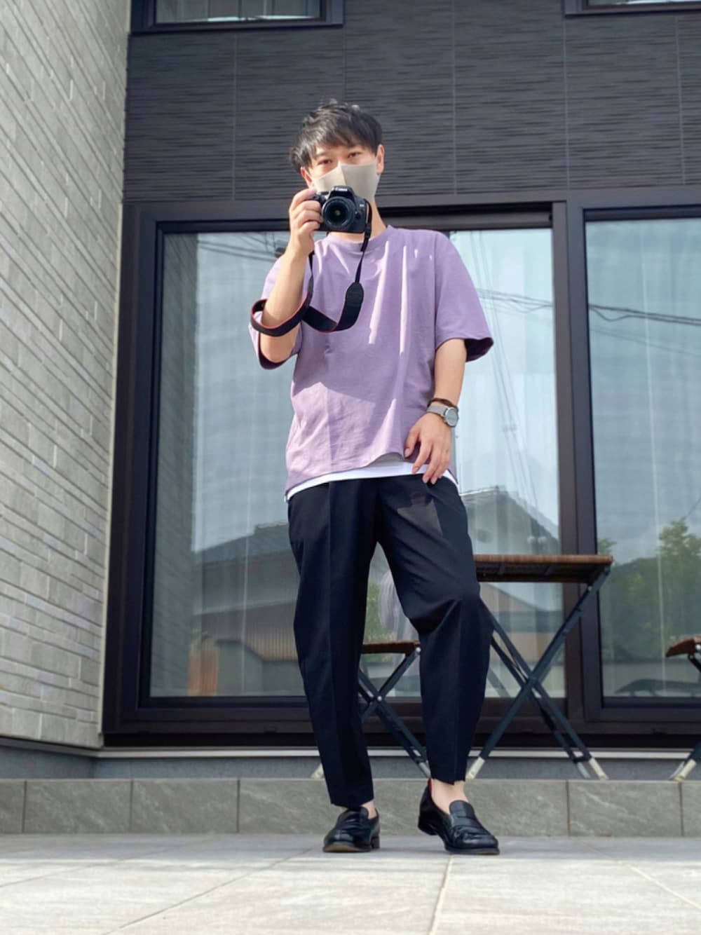 「スラックス、夏セールで買いました、休日スタイル、プチプラ、アンクルパンツ、タンクトップ、GU、カメラ、ペールトーン、パープル」｜「JALAN SRIWIJAYAの【別注】Jalan Sriwijaya/ジャランスリウァヤ/ LOAFER CUOIO 98589（ローファー、ブラック系）」を使った、たけるさん（メンズ・172cm）の夏コーディネートの1枚目の写真