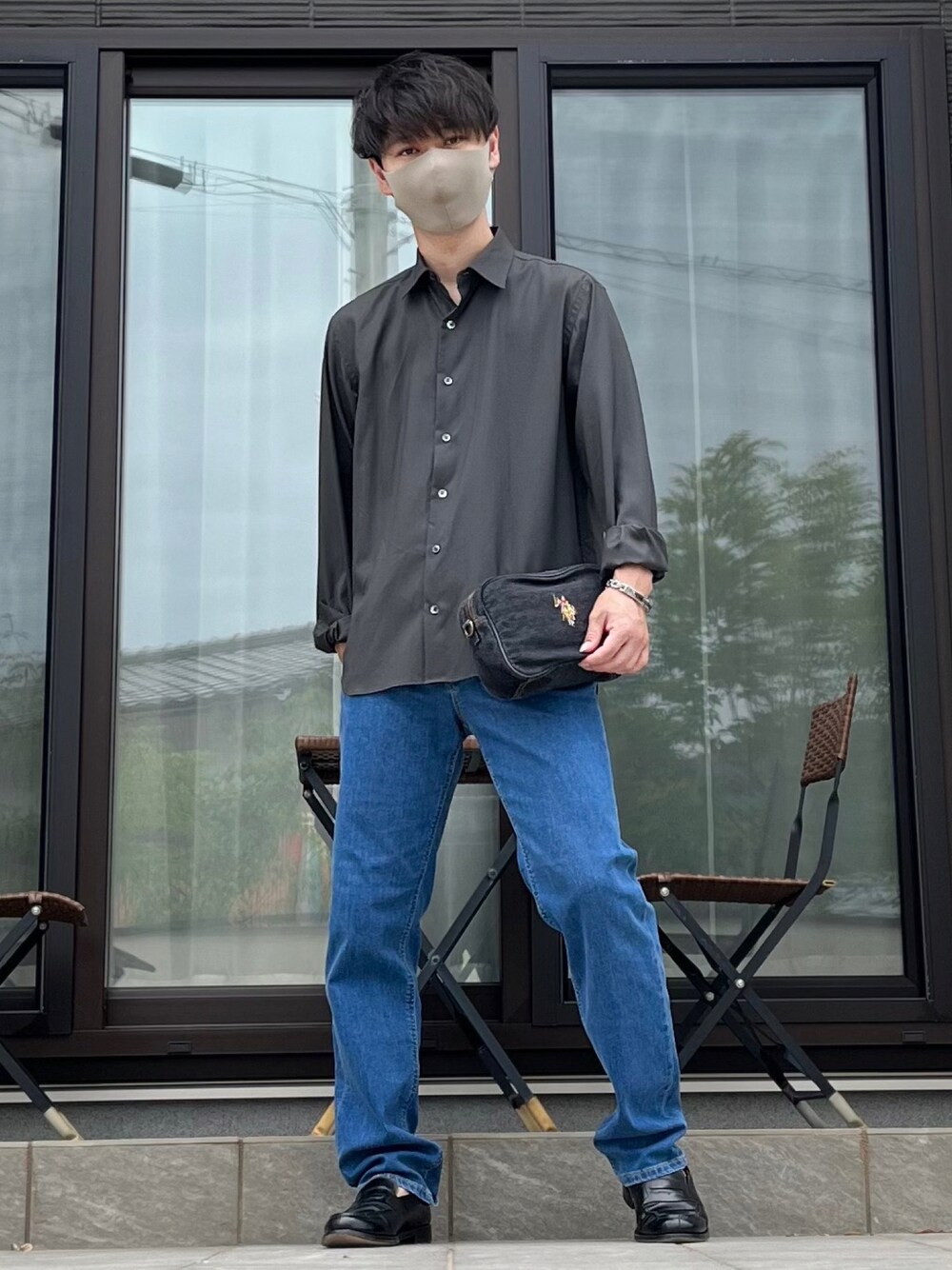 ブルー系のデニムパンツ、グリーン系のシャツ/ブラウス、ブラック系のショルダーバッグを着用したメンズの夏コーディネートの1枚目の写真