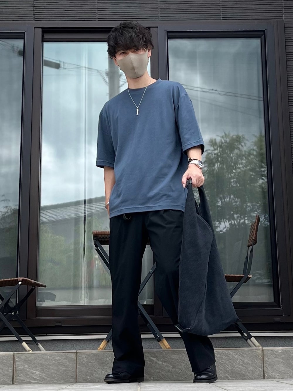 「アツいコーデ全部見せ、シンプルコーデ、Tシャツ、プチプラ、休日スタイル、休日コーデ、お出かけコーデ、スラックス、きれいめカジュアル、夏コーデ、トートバッグ、UNIQLO、ビッグシルエット、革靴、カラー×コーデ」｜「POLICEの【POLICE】ポリス PRETENTIOUS II ネックレス（ネックレス、シルバー系）」を使った、たけるさん（メンズ・172cm）の夏コーディネートの1枚目の写真