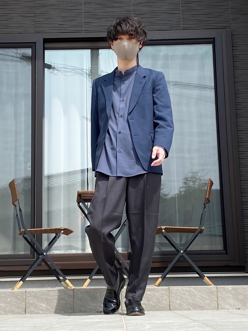 ブルー系のその他アウター、ブルー系のシャツ/ブラウス、グレー系のセットアップを着用したメンズの春コーディネートの1枚目の写真