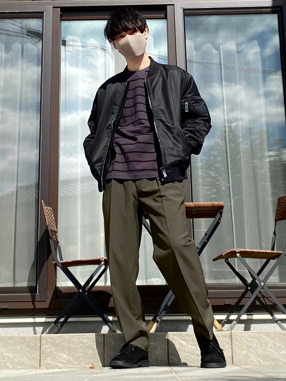 ブラック系のその他アウター、グレー系のTシャツ/カットソー、グリーン系のその他パンツを着用したメンズの秋コーディネートの1枚目の写真