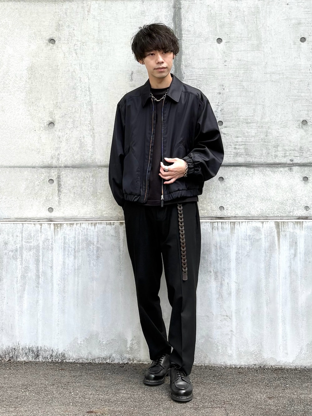 「春めき満開コーデ、シンプルスタイル、ブラックコーデ、シンプルコーデ、休日スタイル、休日コーデ、プチプラ、UNIQLO U、ブルゾン、春アウター、Tシャツ、スラックス、革靴、モノトーン、UNIQLO」｜「UNIQLOのアイテム（ブルゾン、ブラック系）」を使った、たけるさん（メンズ・172cm）の春コーディネートの1枚目の写真