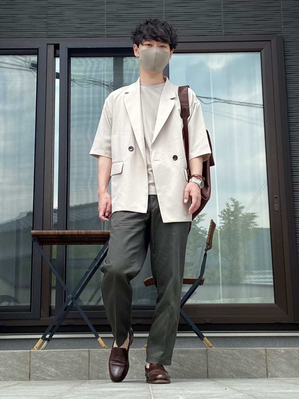 ベージュ系のジャケット/アウター、グレー系のTシャツ/カットソー、グリーン系のパンツを着用したメンズの秋コーディネートの1枚目の写真