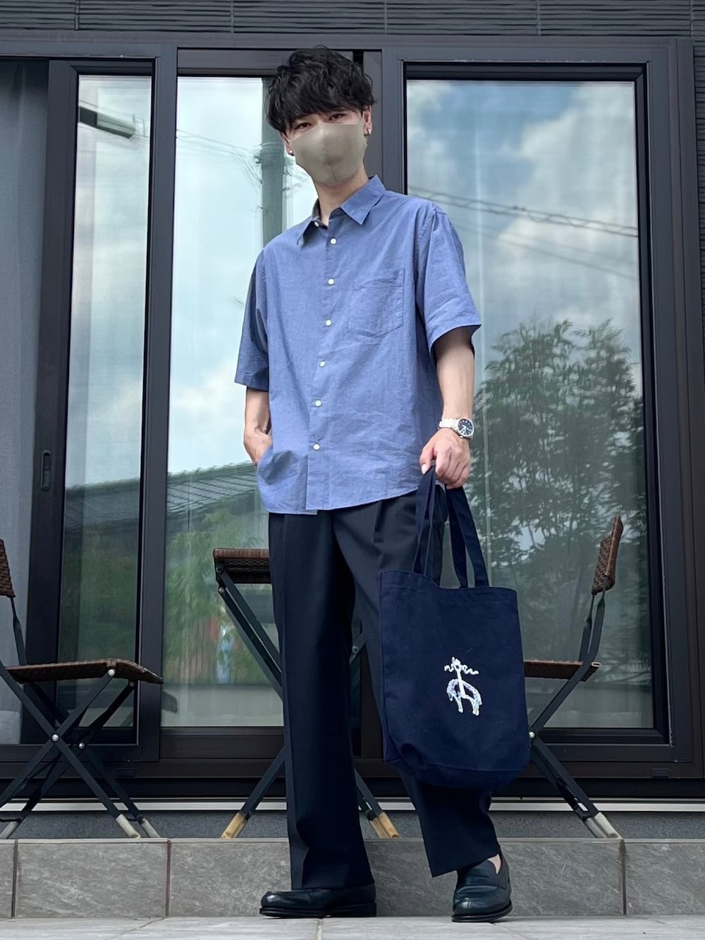 ブルー系のシャツ/ブラウス、ブラック系のスラックス、ブルー系のローファーを着用したメンズの夏コーディネートの1枚目の写真