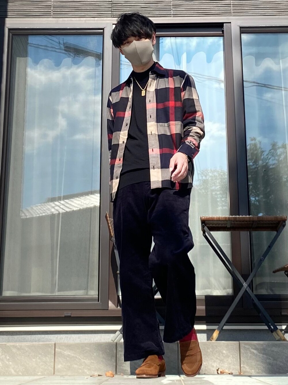 ブルー系のシャツ/ブラウス、ブルー系のその他パンツ、ブラウン系のローファーを着用したメンズの秋コーディネートの1枚目の写真