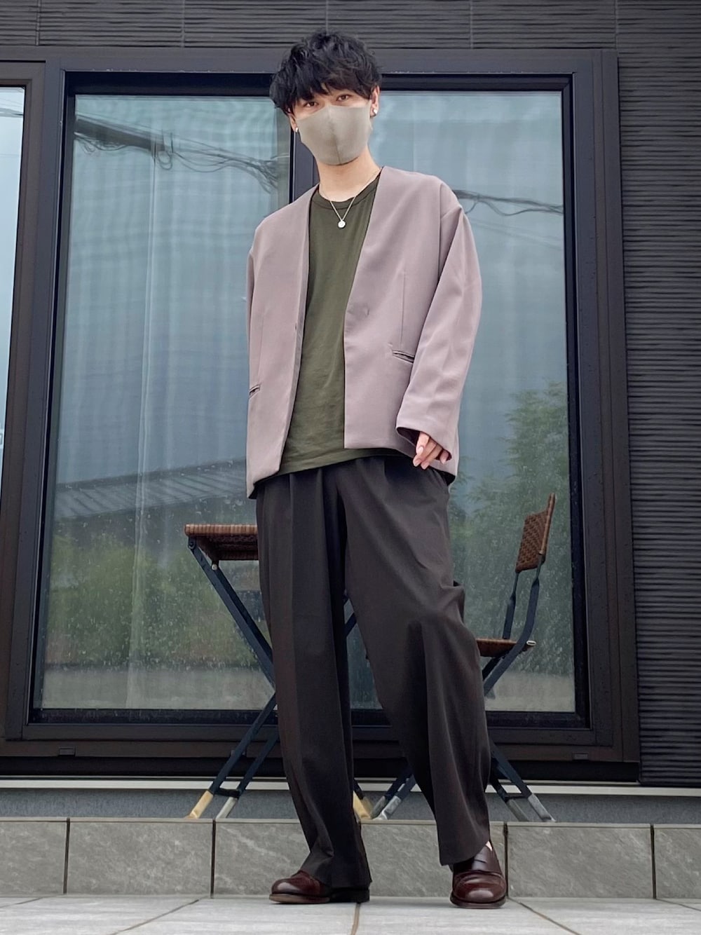 ベージュ系のセットアップ、グリーン系のTシャツ/カットソー、ブラウン系のその他パンツを着用したメンズの秋コーディネートの1枚目の写真