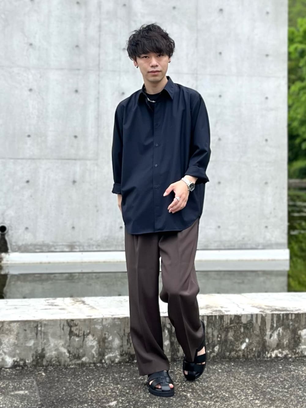 「大人カジュアル、休日スタイル、休日コーデ、きれいめカジュアル、お出かけコーデ、シャツスタイル、スラックス、ワイドパンツ、サンダル、グルカサンダル、シンプルコーデ、春ファッション、春コーデ、レイヤードスタイル、デートコーデ」｜「AURALEEのアイテム（シャツ/ブラウス、ブルー系）」を使った、たけるさん（メンズ・172cm）の春コーディネートの1枚目の写真