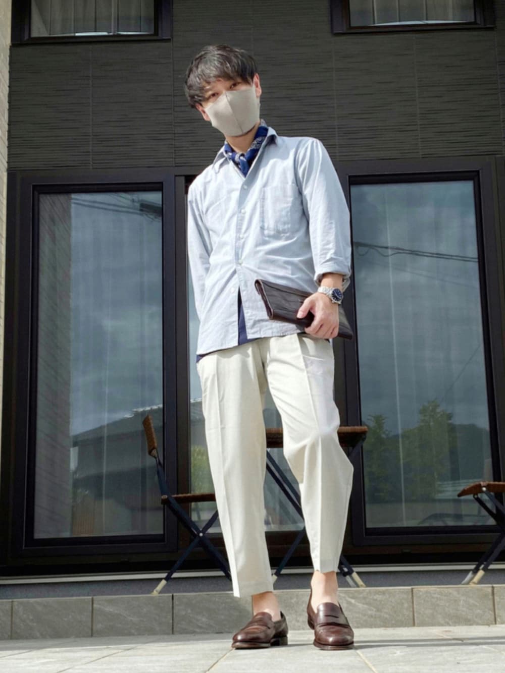 ブラウン系のローファー、ホワイト系のその他パンツ、ブラウン系のクラッチバッグを着用したメンズの秋コーディネートの1枚目の写真