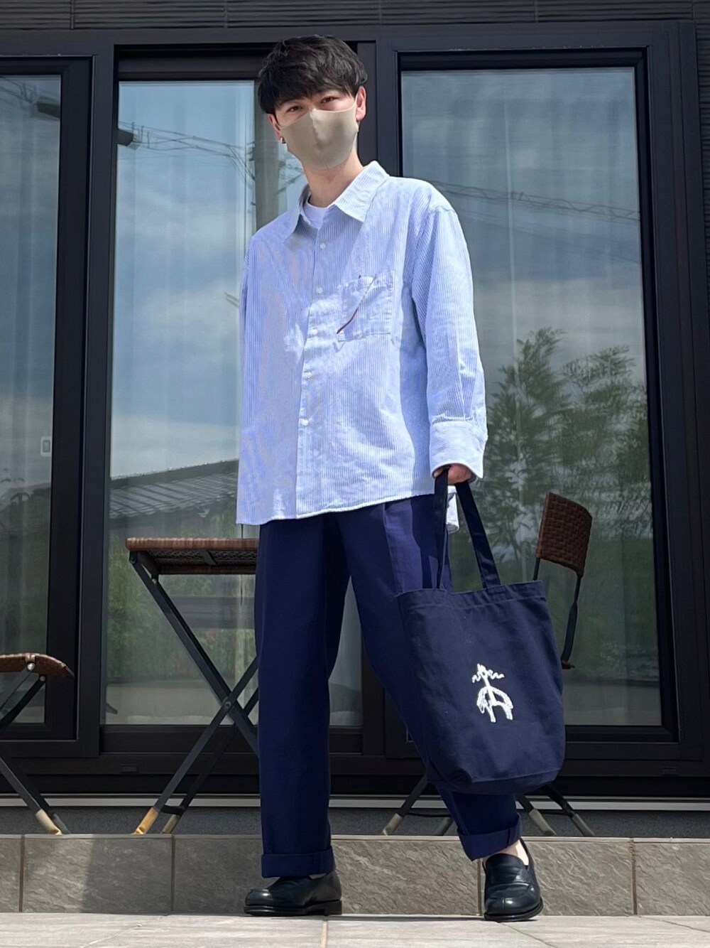 その他のシャツ/ブラウス、ブルー系のその他パンツ、ブルー系のローファーを着用したメンズの春コーディネートの1枚目の写真