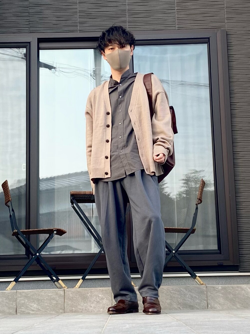 「カーディガン、MONO-MART、シャツスタイル、ワイドパンツ、スウェット、ローファー、革靴、プチプラ、UNIQLO、バンドカラーシャツ、カラーパレット、カラーパンツ、きれいめカジュアル、ビッグシルエット、レイヤードスタイル」｜「MONO-MARTのボリュームニットルーズカーディガン オーバーサイズ 2022 Spring（カーディガン/ボレロ、ベージュ系）」を使った、たけるさん（メンズ・172cm）の冬コーディネートの1枚目の写真