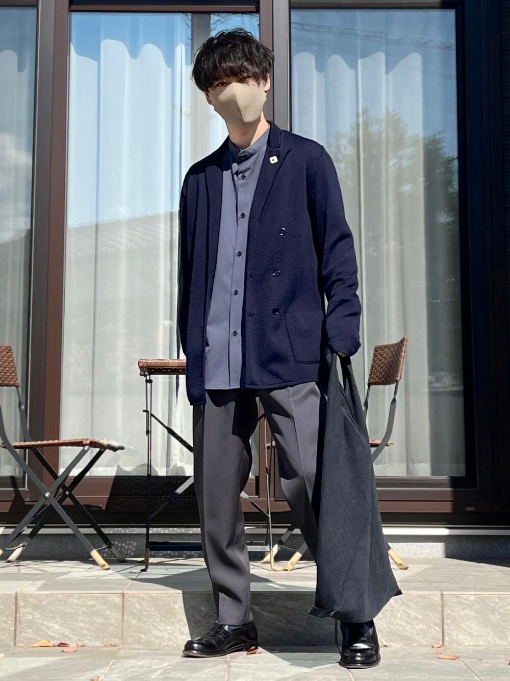 ブルー系のテーラードジャケット、グレー系のスラックス、ブラック系のトートバッグを着用したメンズの秋コーディネートの1枚目の写真