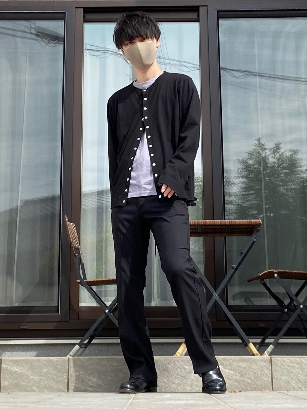 「秋ルック紹介するよ、秋コーデ、モノトーン、カーディガン、きれいめカジュアル、フレアパンツ、UNIQLO、lee、leejapan、Lee、agnes b.、アニエスベー、韓国ファッション、シンプルコーデ、休日スタイル」｜「agnes b.のJ000 CARDIGAN カーディガンプレッション（カーディガン/ボレロ、ブラック系）」を使った、たけるさん（メンズ・172cm）の秋コーディネートの1枚目の写真