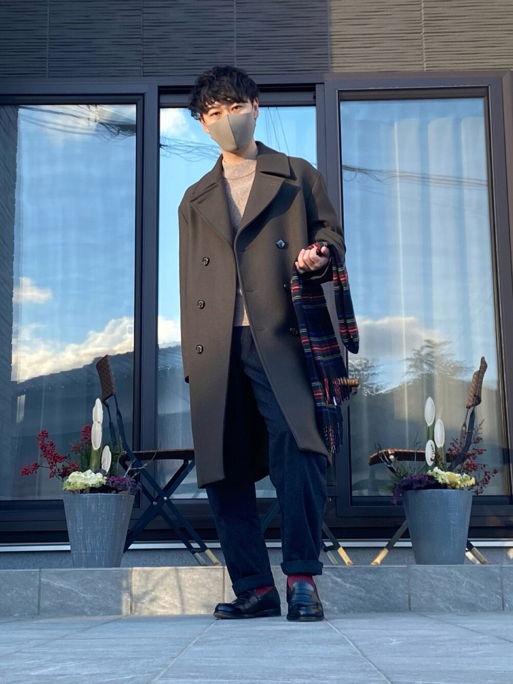 「休日スタイル、紅白コーデ、オーバーサイズ、ビッグシルエット、ロングコート、スラックス、ローファー、革靴、UNIQLO、マフラーぐるぐる、カラーニット、きれいめカジュアル、新年一発目、今年もよろしくお願いします、あったかコーデ」｜「UNIQLO＋Jのアイテム（スラックス、グレー系）」を使った、たけるさん（メンズ・172cm）の冬コーディネートの1枚目の写真