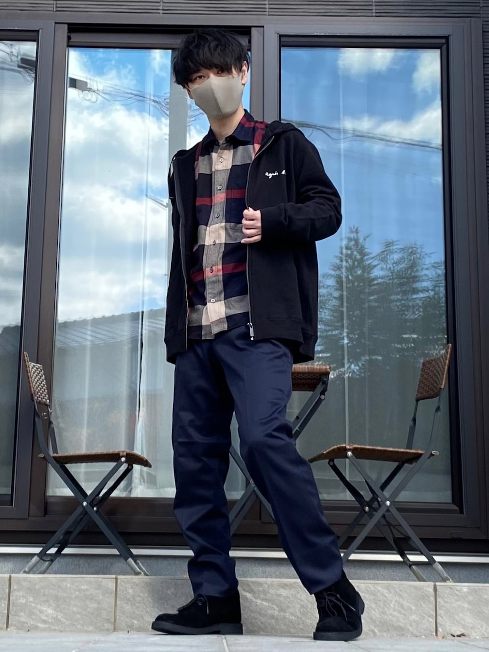 ブラック系のパーカー、ブルー系のシャツ/ブラウス、ブルー系のスラックスを着用したメンズの秋コーディネートの1枚目の写真