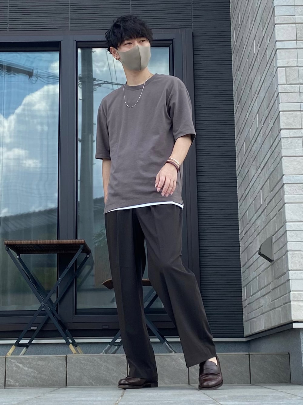 ブラウン系のTシャツ/カットソー、ブラウン系のその他パンツ、ブラウン系のローファーを着用したメンズの夏コーディネートの1枚目の写真