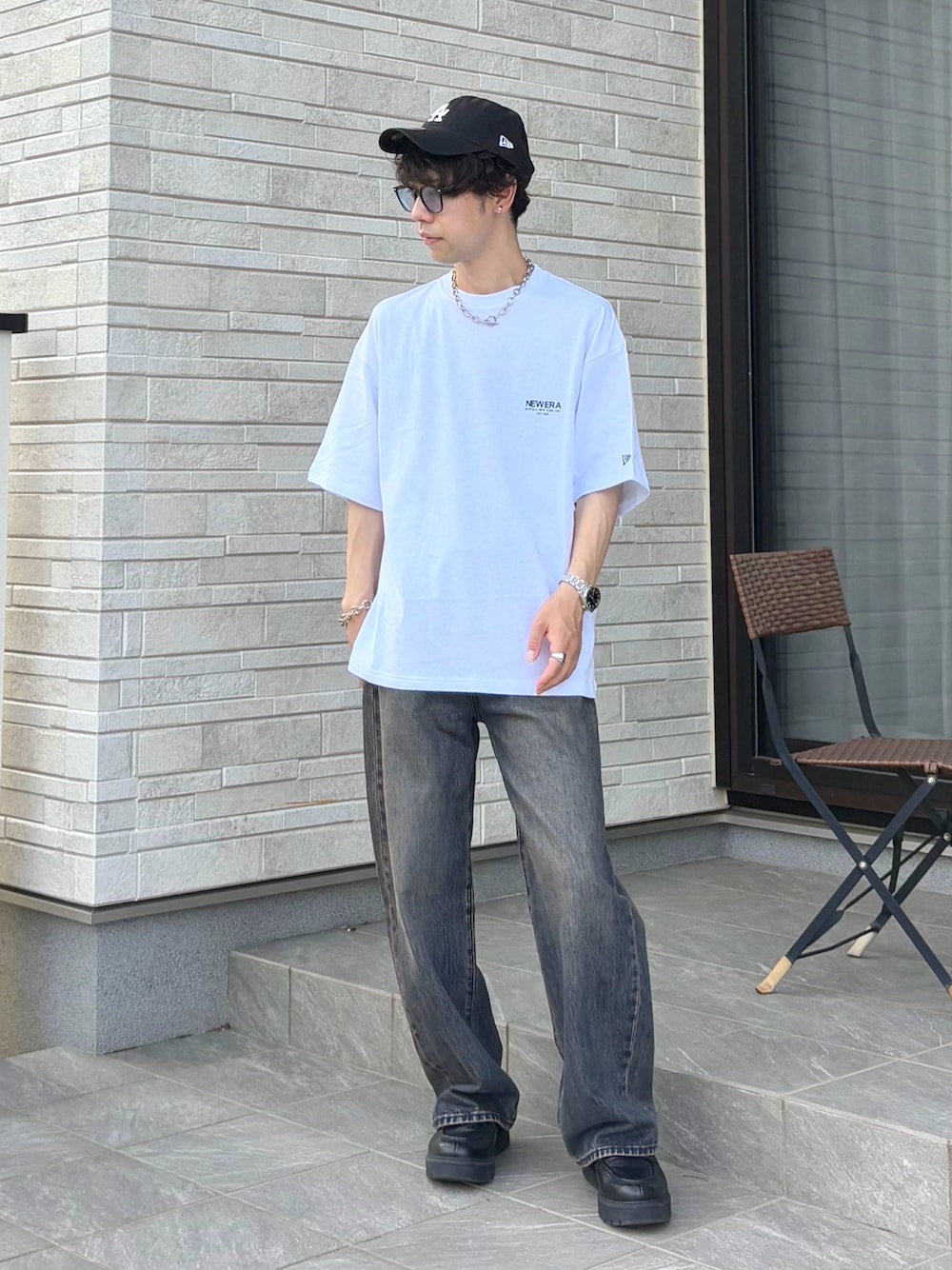 ホワイト系のTシャツ/カットソー、ブラック系のキャップ、シルバー系のネックレスを着用したメンズの夏コーディネートの1枚目の写真