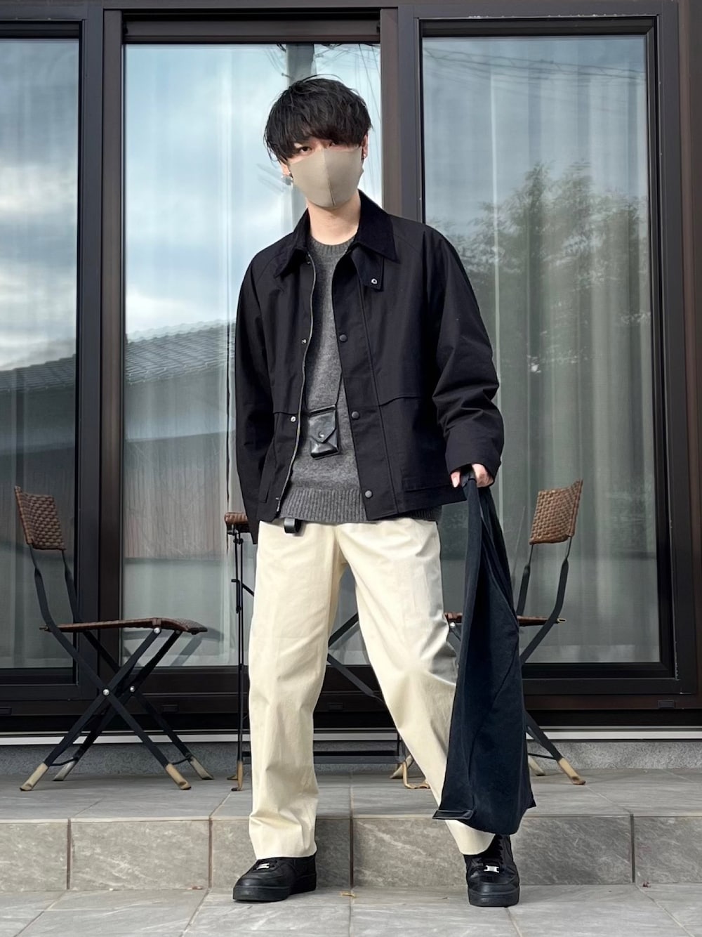 「秋冬コーデ、冬コーデ、ブルゾン、休日スタイル、休日コーデ、きれいめカジュアル、シンプルコーデ、プチプラ、モノトーン、レイヤードスタイル、ニット、カラーパンツ、トートバッグ、スニーカー、クリスマスに着たい服」｜「UNIQLOのアイテム（ジャケット/アウター、ブラック系）」を使った、たけるさん（メンズ・172cm）の冬コーディネートの1枚目の写真