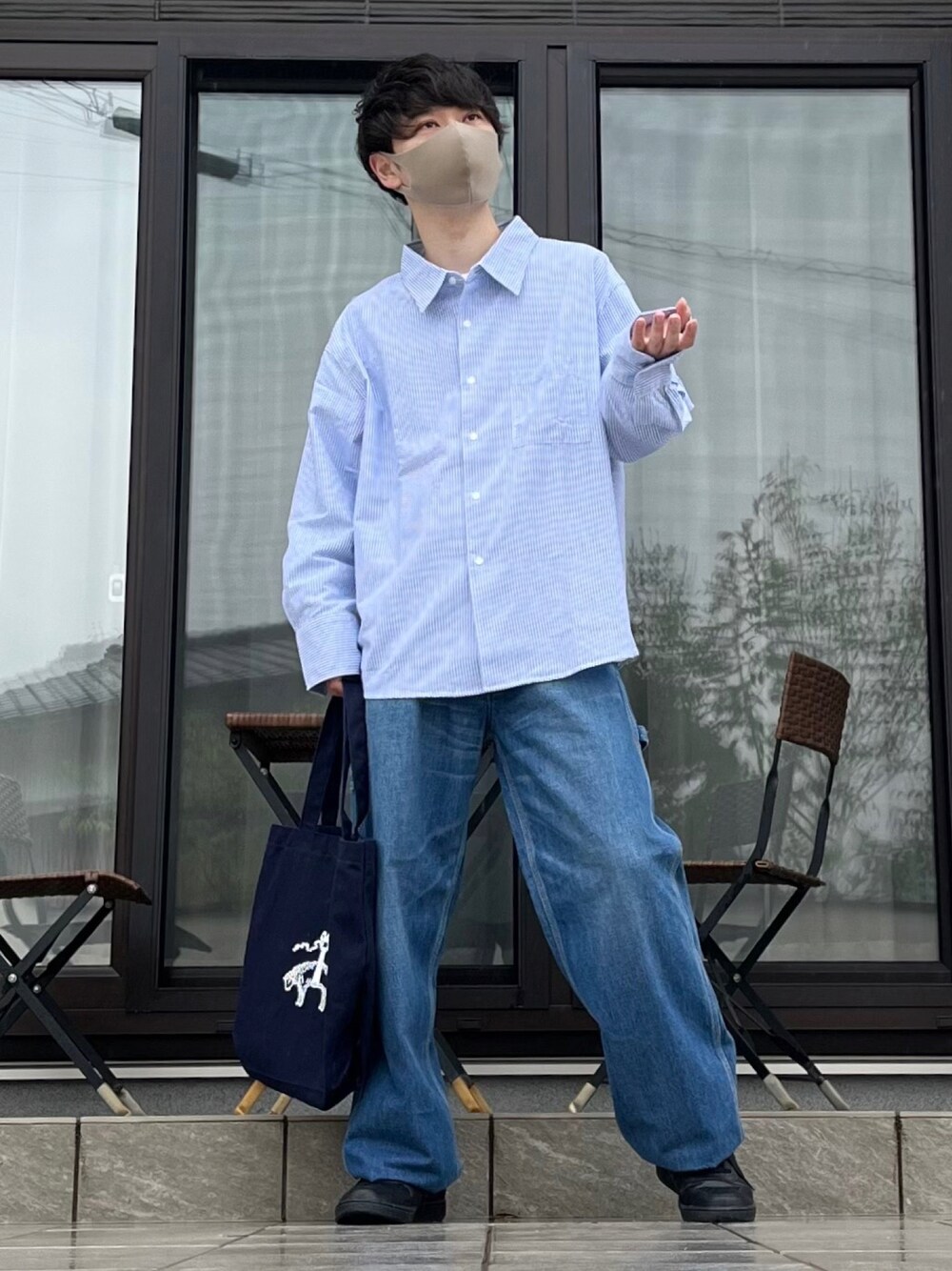 その他のシャツ/ブラウス、ブルー系のデニムパンツ、ブラック系のスニーカーを着用したメンズの春コーディネートの1枚目の写真