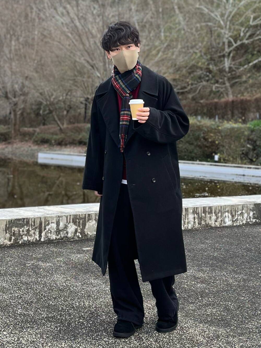 ブラック系のジャケット/アウター、ブラック系のスウェットパンツ、ブラック系のブーツを着用したメンズの冬コーディネートの1枚目の写真