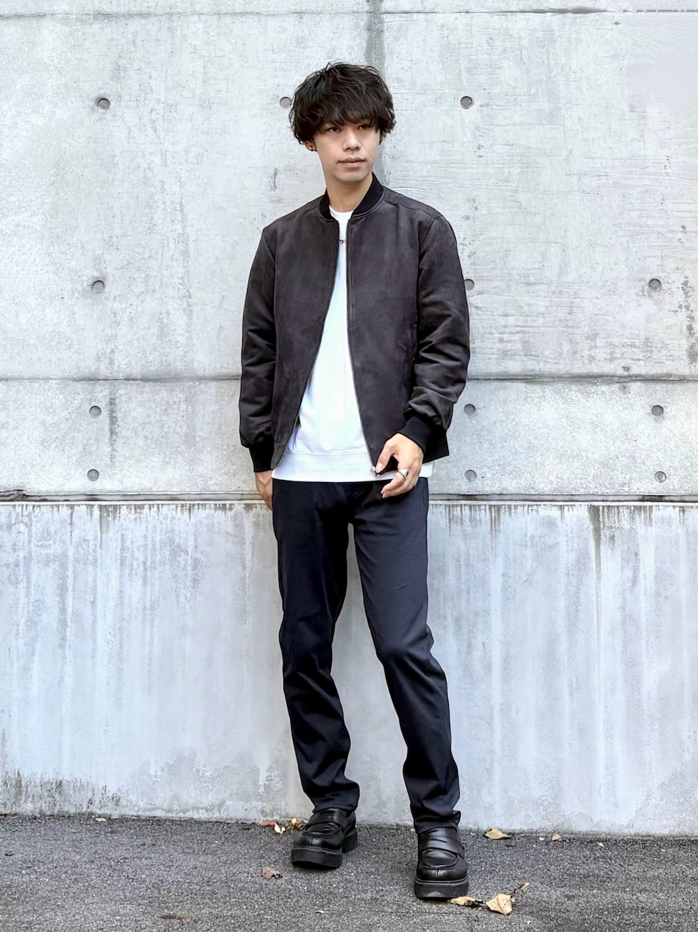 ホワイト系のTシャツ/カットソー、ブラック系のブルゾン、ブルー系のその他パンツを着用したメンズの秋コーディネートの1枚目の写真