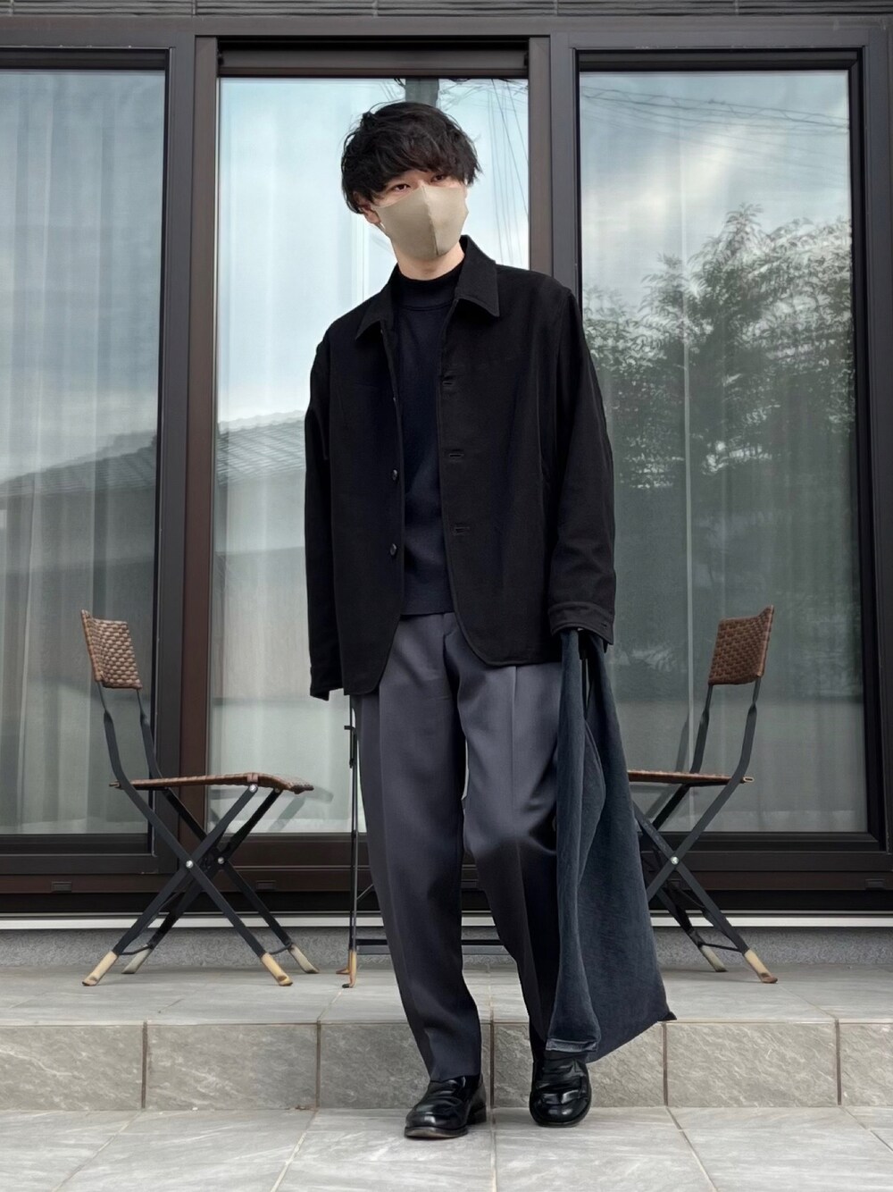 ブラック系のブルゾン、ブラック系のニット/セーター、グレー系のスラックスを着用したメンズの秋コーディネートの1枚目の写真