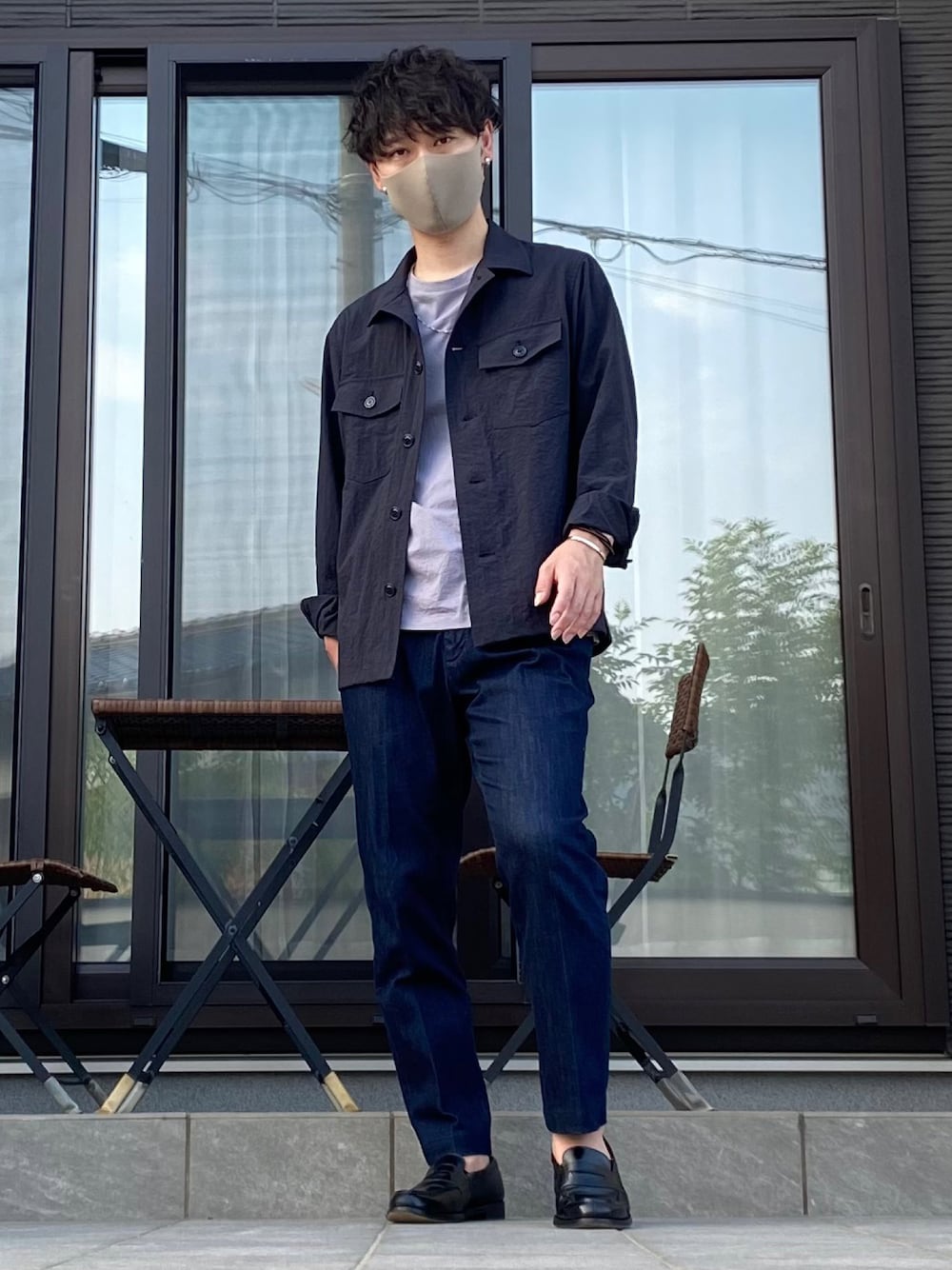 グレー系のシャツ/ブラウス、グレー系のTシャツ/カットソー、ブルー系のデニムパンツを着用したメンズの秋コーディネートの1枚目の写真