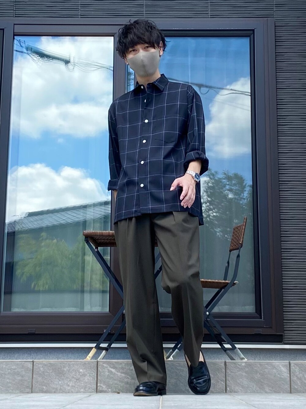 ブルー系のシャツ/ブラウス、グリーン系のその他パンツ、ブラック系のローファーを着用したメンズの秋コーディネートの1枚目の写真