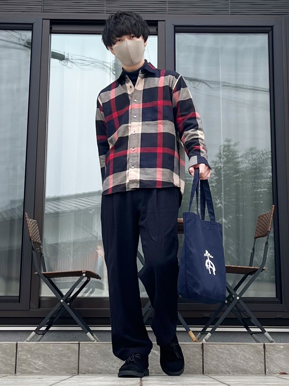 ブルー系のシャツ/ブラウス、ブルー系のその他パンツ、ブラック系のブーツを着用したメンズの秋コーディネートの1枚目の写真