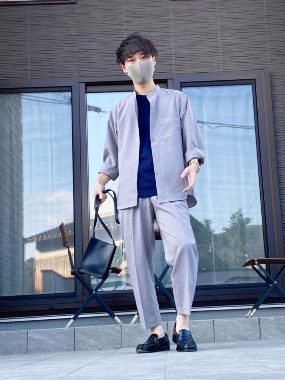 ブルー系のTシャツ/カットソー、グレー系のその他パンツ、グレー系のシャツ/ブラウスを着用したメンズの夏コーディネートの1枚目の写真