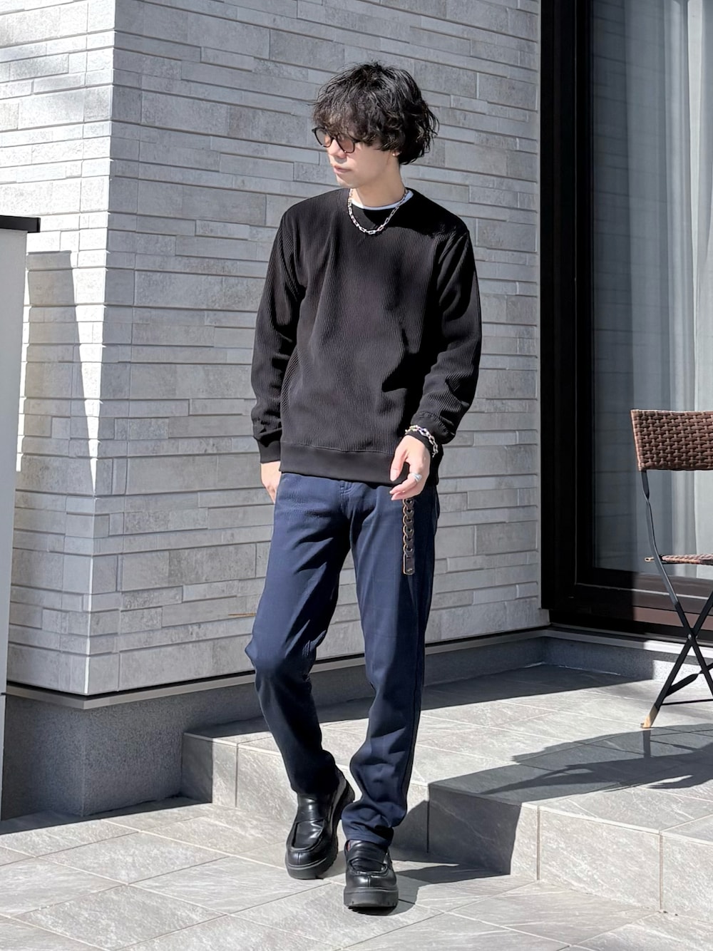 ブラック系のTシャツ/カットソー、ブルー系のその他パンツを着用したメンズの冬コーディネートの1枚目の写真