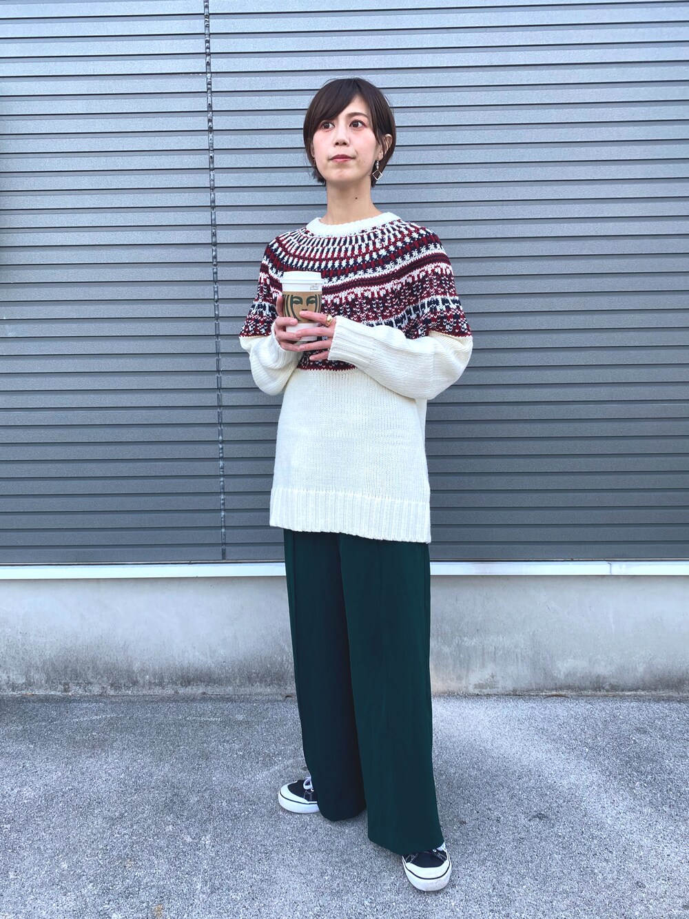 「クリスマスに着たい服、カジュアルコーデ、オトナカジュアル、今日のコーデ、オーバーサイズ、ラクチンコーデ、ニットコーデ、メンズライク、クリスマス、ノスタルジア、グリーンコーデ、ホワイトコーデ、メンズアイテム」｜「VANSのアイテム（スニーカー、ブラック系）」を使った、14号機さん（レディース・157cm）の冬コーディネートの1枚目の写真