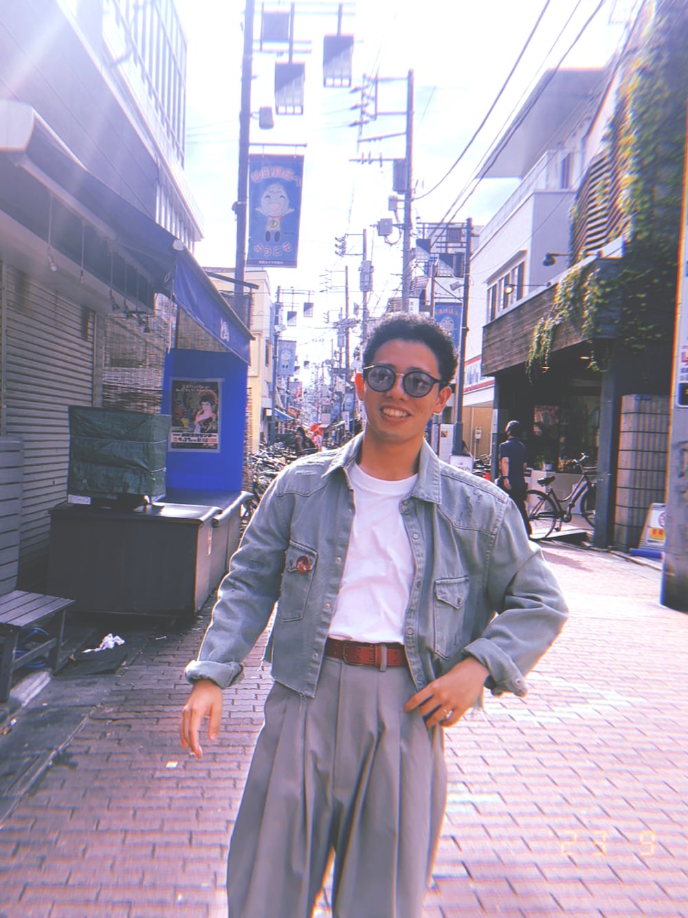 グリーン系のデニムジャケット、グリーン系のその他パンツ、レッド系のベルトを着用したメンズの秋コーディネートの1枚目の写真