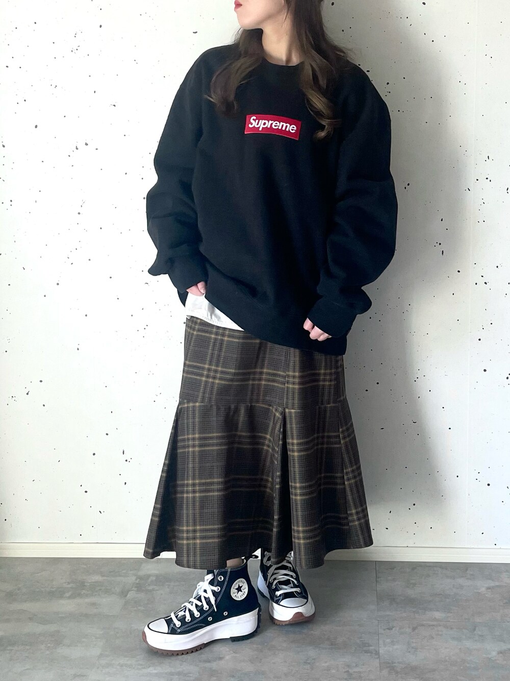 その他のスカート、ホワイト系のTシャツ/カットソー、ブラック系のパーカーを着用したレディースの春コーディネートの1枚目の写真