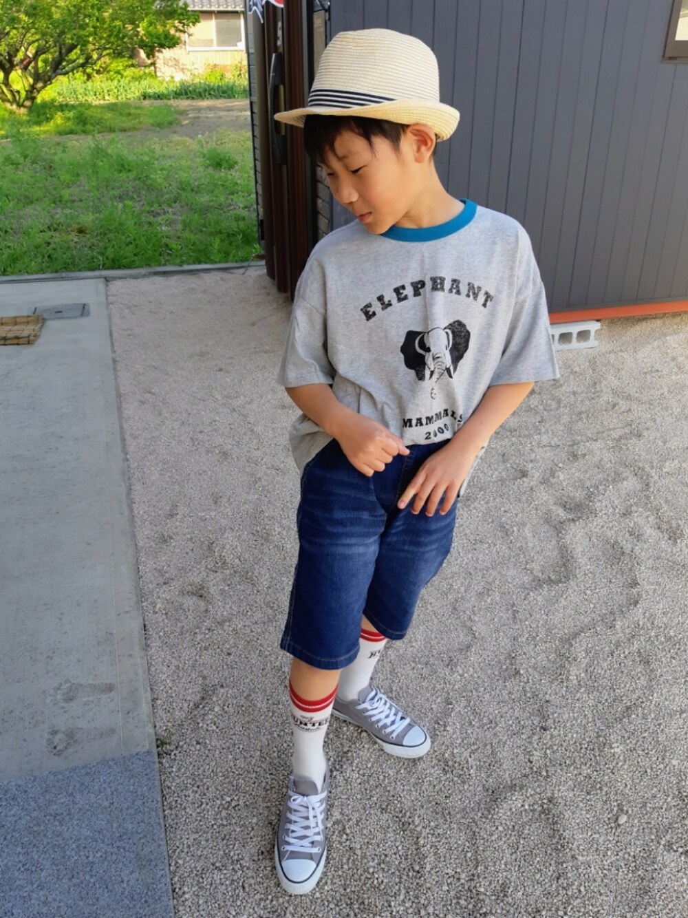 「夏コーデ、キッズファッション、シンプルコーデ、ショートパンツ、デニムパンツ、ハーフパンツ、ハット、カジュアル、お出かけコーデ、休日スタイル、スニーカー、コンバース、アニマル、さらっと晴れやかスナップ」｜「antiquaのアニマルイラストTシャツ（Tシャツ/カットソー、その他）」を使った、yuui8135さん（キッズ・133cm）の夏コーディネートの1枚目の写真