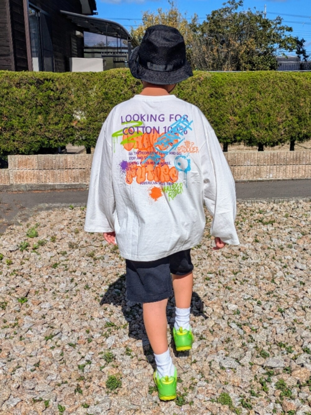 ホワイト系のTシャツ/カットソー、ブラック系のその他パンツ、イエロー系のスニーカーを着用したキッズの秋コーディネートの1枚目の写真