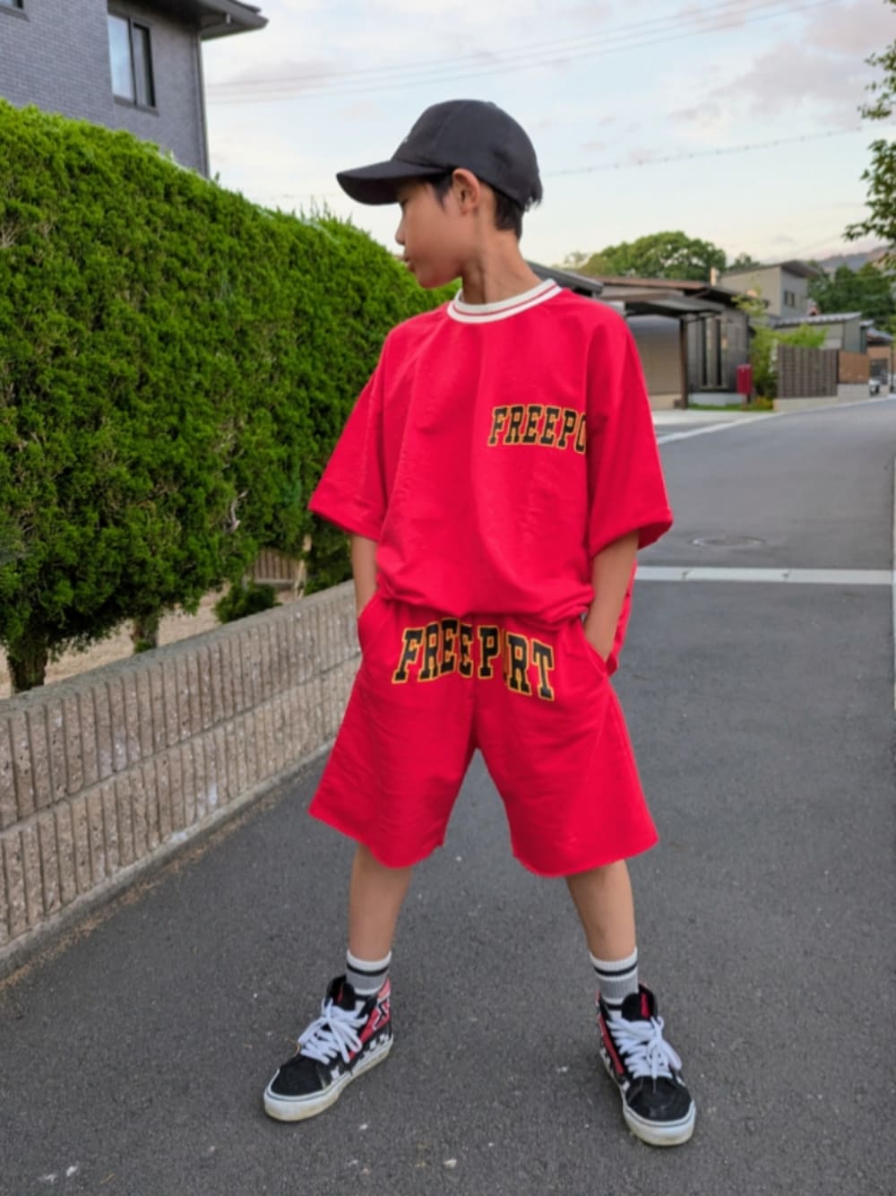 「セットアップ、ハーフパンツ、ロゴT、Tシャツ、キャップ、スニーカー、カジュアル、スポーツミックス、ショートパンツ、シンプルコーデ、夏コーデ、お出かけコーデ、休日スタイル、ストリート」｜「BREEZEの【BREEZE NEW JACK】アーチロゴプリント半袖Tシャツ_セットアップ可_90～160cm展開_一部WEB限定サイズ（Tシャツ/カットソー、レッド系）」を使った、yuui8135さん（キッズ・136cm）の夏コーディネートの1枚目の写真