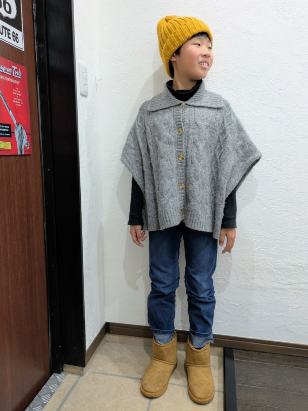 「冬コーデ、クリスマスに着たい服、キッズファッション、シンプルコーデ、カジュアル、きれいめカジュアル、ニット、ニット帽、タートルネック、レイヤードスタイル、デニム、カーディガン、ケープ、ケーブルニット、ムートンブーツ」｜「MPSの【MPS】タイトストレート　デニムパンツ（デニムパンツ、ブルー系）」を使った、yuui8135さん（キッズ・136cm）の冬コーディネートの1枚目の写真