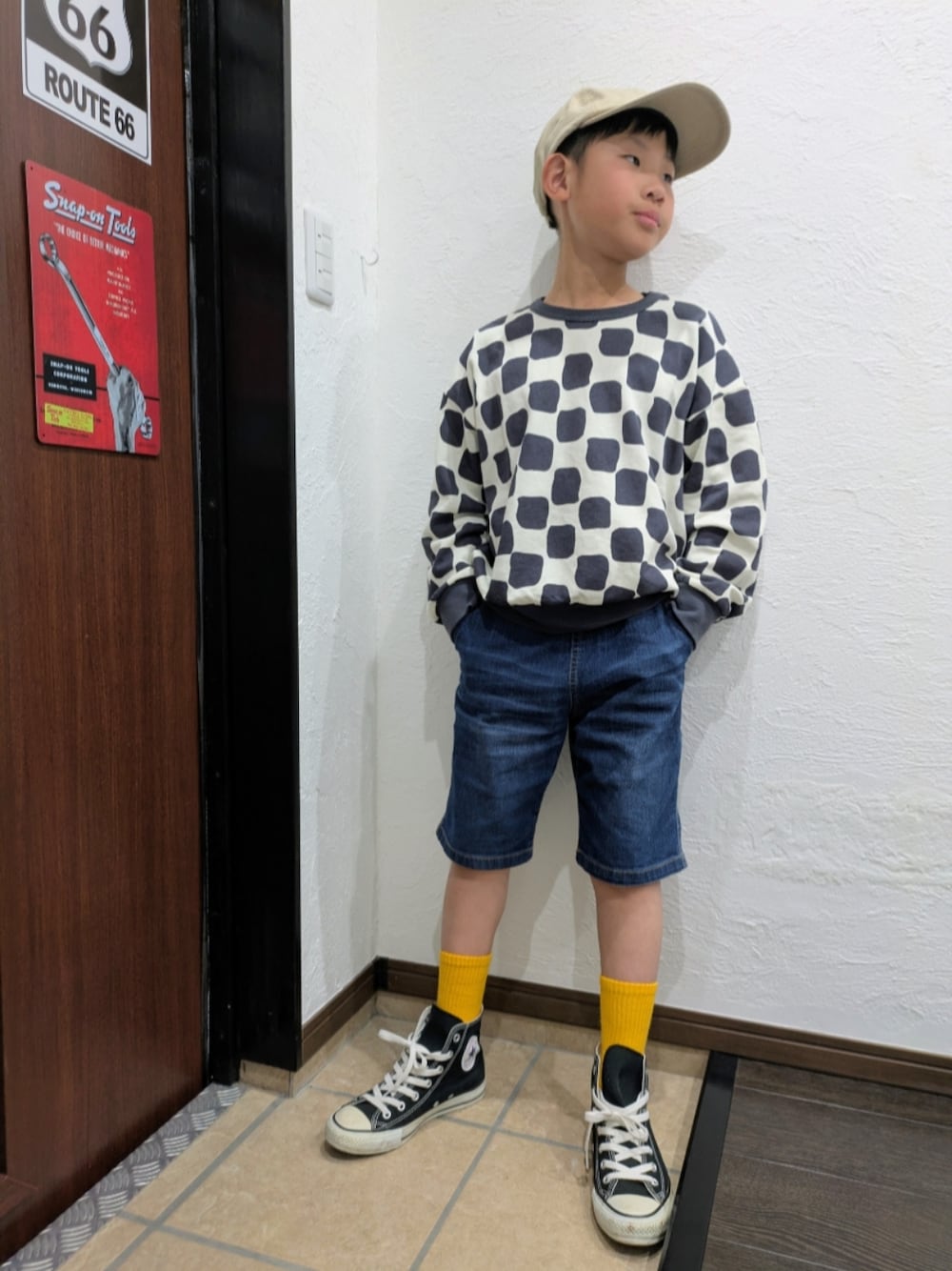 「スウェット、モノトーン、デニム、ショートパンツ、ハーフパンツ、スニーカー、キャップ、カジュアル、春めき満開コーデ、シンプルコーデ、春コーデ、お出かけコーデ、休日スタイル、オレンジ」｜「MARKEY'Sの総柄スウェット【セットアップ可能】（スウェット、ホワイト系）」を使った、yuui8135さん（キッズ・136cm）の春コーディネートの1枚目の写真
