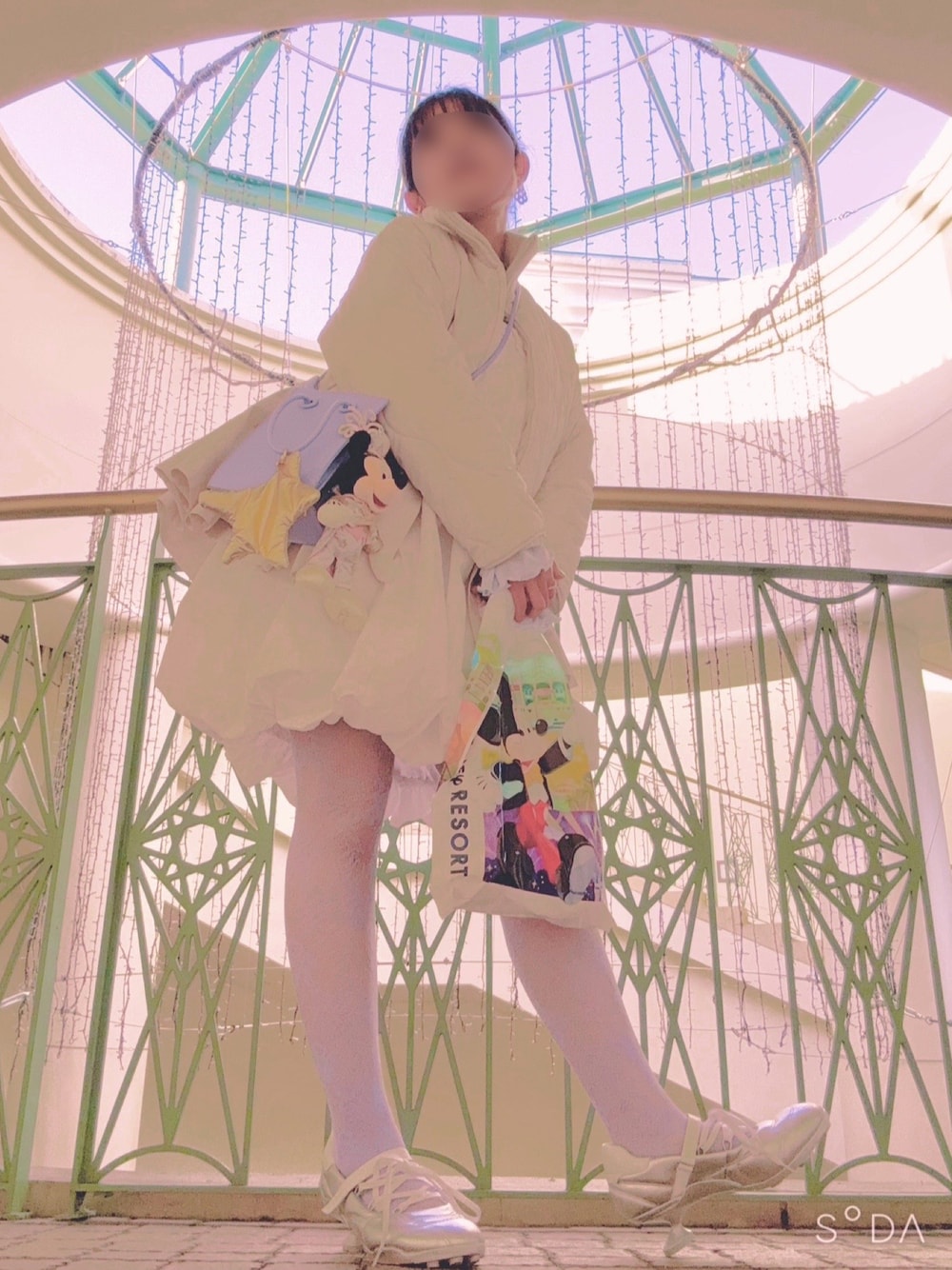 「バレエコア、メタリック、秋のコーデ、東京ディズニーリゾート、ファンシー、空、星、ホワイトコーデ、タイツ×スニーカー、バルーンスカート」｜「MOUSSYの2WAYバッグ（ショルダーバッグ、パープル系）」を使った、mhmh0415さん（骨格ウェーブ・レディース・155cm）の秋コーディネートの1枚目の写真
