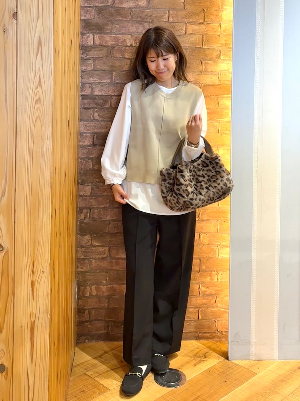 ブラック系のその他パンツ、ブラック系のその他シューズ、ブラウン系のトートバッグを着用したレディースの秋コーディネートの1枚目の写真