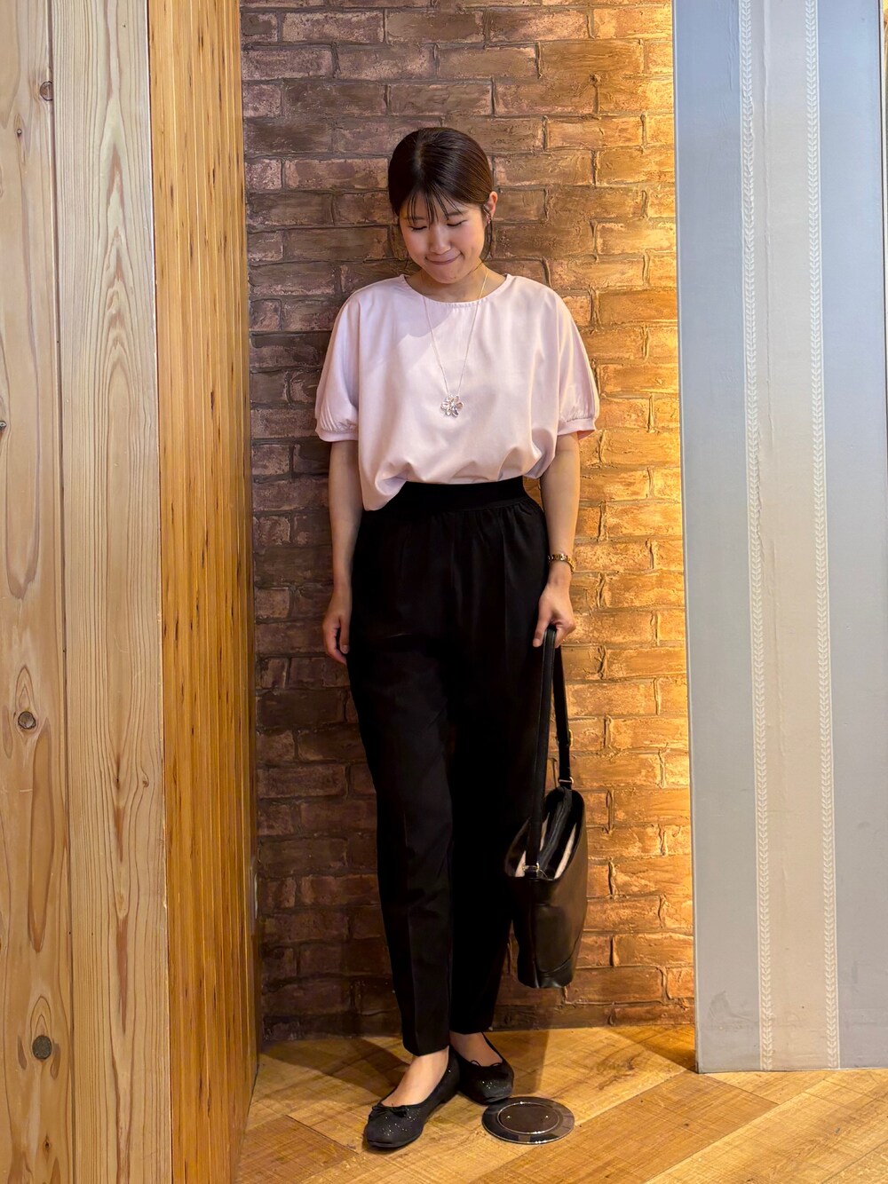 ブラック系のその他シューズ、ブラック系のその他パンツ、ホワイト系のハンドバッグを着用したレディースの春コーディネートの1枚目の写真