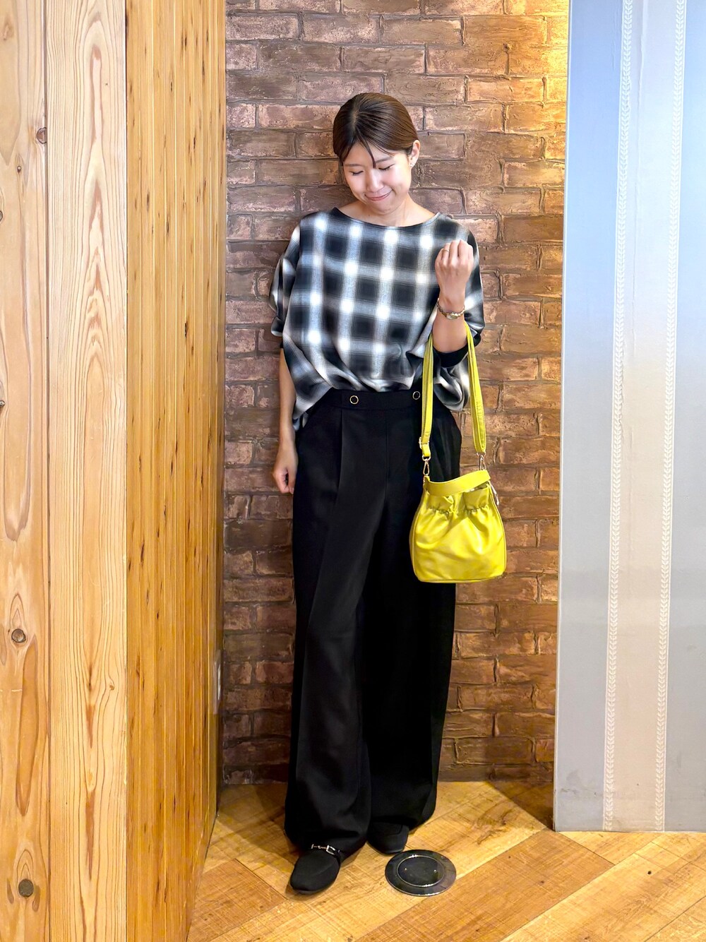 グレー系のシャツ/ブラウス、ブラック系のその他パンツ、ブラック系のその他シューズを着用したレディースの秋コーディネートの1枚目の写真