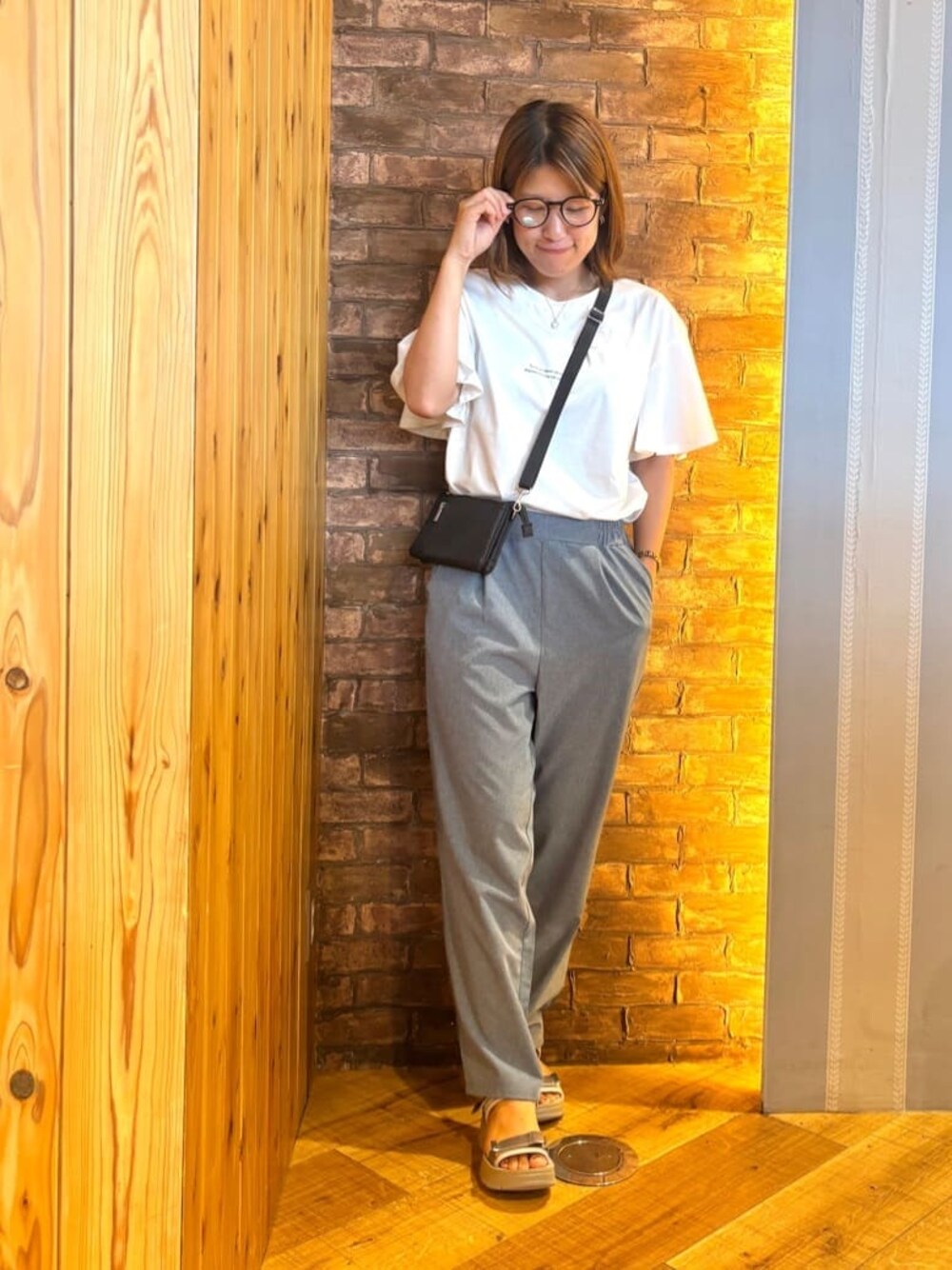 ホワイト系のTシャツ/カットソー、ブルー系のその他パンツ、ベージュ系のサンダルを着用したレディースの夏コーディネートの1枚目の写真
