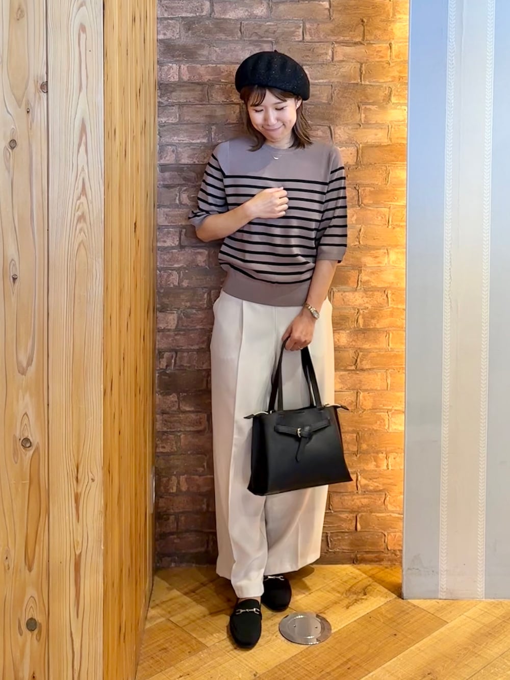 ブラウン系のニット/セーター、ベージュ系のその他パンツ、ブラック系のその他シューズを着用したレディースの夏コーディネートの1枚目の写真