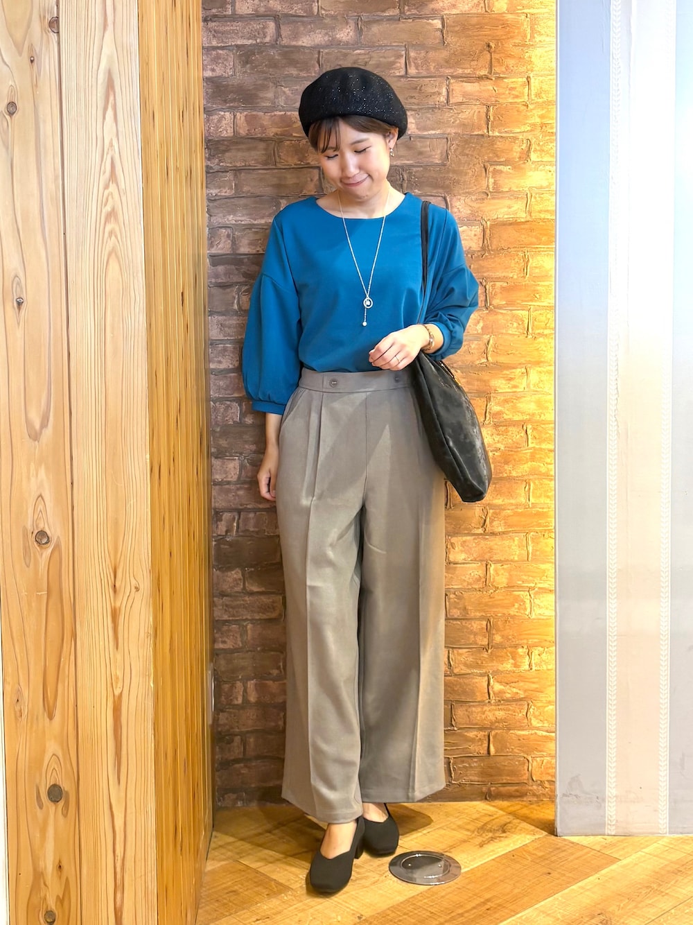ブルー系のTシャツ/カットソー、ベージュ系のその他パンツ、ブラック系のパンプスを着用したレディースの秋コーディネートの1枚目の写真