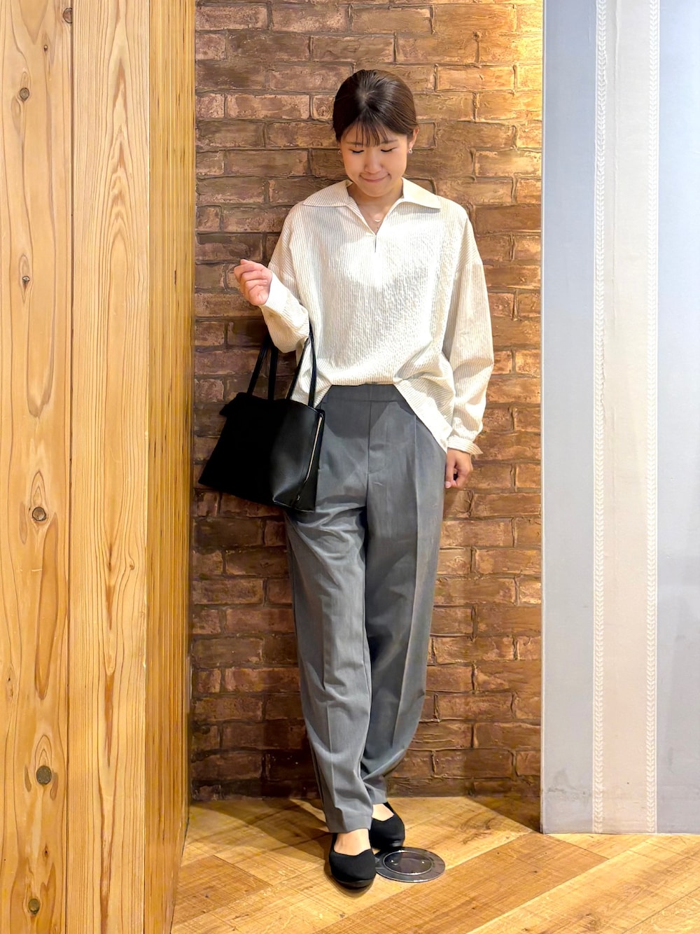 ホワイト系のシャツ/ブラウス、グレー系のその他パンツ、ブラック系のパンプスを着用したレディースの秋コーディネートの1枚目の写真